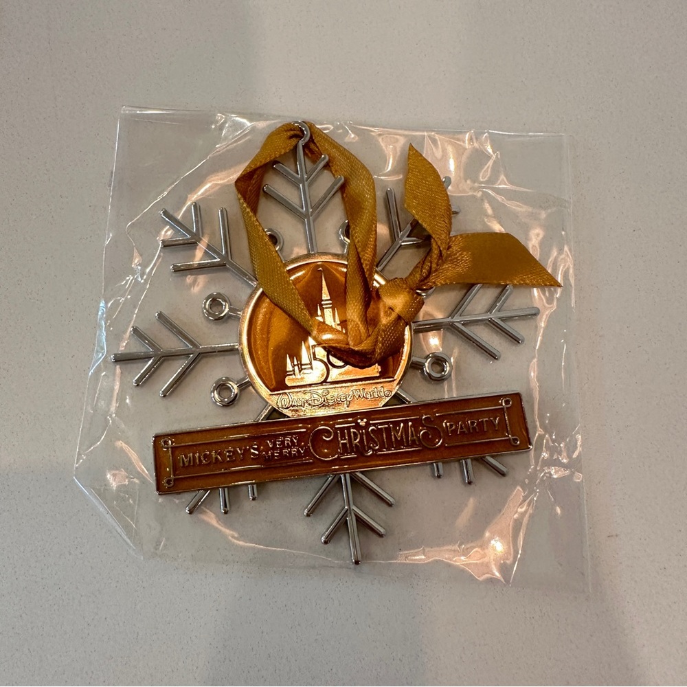 2022 Disney Mickey’s Very Merry Christmas Party Print & Ornament - NEW IN WRAP!! - Picture 2 of 8
